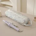 Borsa di stoccaggio cilindrica trapuntata floreale per arricciacapelli e strumenti per capelli. - Fondo Bianco Orchidea Blu