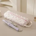 Borsa di stoccaggio trapuntata cilindrica con fiori rosa per arricciacapelli e strumenti. - Fiocco Coreano