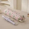 Borsa di conservazione cilindrica floreale trapuntata con cerniera per strumenti per capelli. - Griglia di Cartoni Animati