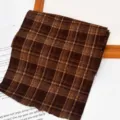 Detalle de tira de tela de cuadros marrones, ancho 14cm, ideal para manualidades de coleteros DIY. - Cuadros Marrón Amarillento (2895#)