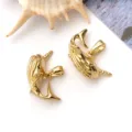 Gedetailleerd overzicht van vergulde narwal hanger, ideaal voor diy sieraden maken en accessoires. - 1 Stuk (14x18.5x9mm)