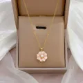 Collar bañado en oro con delicado colgante floral rosa y blanco para un estilo elegante. - Collar de Perla de Flor Rosa (X4603) / Dorado