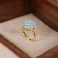 Elegante anillo de margarita de esmalte azul chapado en oro con circonita mujer - Anillo de Margarita Azul (J0357) / Dorado