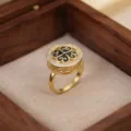 Vista detallada de un anillo dorado vintage con circonitas y diseño de trébol negro. - Anillo de Flor de Cuatro Hojas Negro (J0454) / Dorado