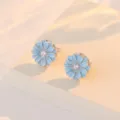Elegantes pendientes de tuerca de margarita de esmalte azul con circonita brillante. - Pendientes de Margarita Azul (E1144) / Plateado
