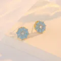 Encantadores pendientes de margaritas azules con circonita brillante, joyería chapada en oro. - Pendientes de Botón de Margarita Azul (E1145) / Dorado