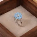 Precioso anillo de margaritas de esmalte azul con detalle de circonita cúbica brillante central. - Anillo de Margarita Azul (J0356) / Plateado