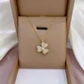 Chic collar con colgante de flor de trébol de circonita chapada en oro, cadena elegante. - Collar de Flor de Strass (X1138) / Dorado