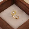 Exquisito anillo abierto de girasol bañado en oro con piedras de circón brillante. - Anillo Abierto de Girasol (J0320) / Dorado