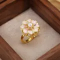 Elegante anillo de cobre bañado en oro con flor de esmalte rosa y perla central fina. - Anillo de Perla de Flor Rosa (J1186) / Dorado