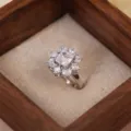 Impresionante anillo de racimo de circonita cúbica de cobre plateado, elegante diseño de gema. - Anillo de Strass en Racimo de Flores (J0082) / Plateado
