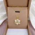 Elegante collar con colgante de flor giratoria para mujer en acero de titanio con circonitas brillos. - Estilo Flor Giratoria (X1469) / Azul y Blanco