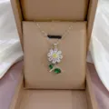 Collar de mujer de acero de titanio con colgante de flor de circonita brillante y caja elegante. - Estilo Floral de Parches (X1079) / Plateado