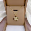 Collar de acero de titanio dorado con colgante de trébol de circonita giratorio. - Estilo Trébol Pavé (X1083) / Dorado