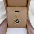 Collar dorado con colgante de mal de ojo giratorio y brillantes cristales de circonita. - Ojo del Mal Giratorio (X1092) / Dorado