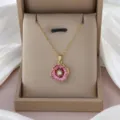 Collar de acero de titanio dorado con colgante flor rosa circonita para mujer elegante - Flor Giratoria Roja (X1067) / Rojo