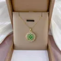 Collar con colgante de trébol de cuatro hojas de esmalte verde dorado con circonita. - Collar de Trébol Verde Oro (X1121) / Dorado