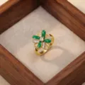 Elegante anillo de oro para mujer con diseño de flor verde y circonitas brillante en caja. - Anillo de Flor Verde (J0457) / Dorado