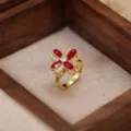 Elegante anillo de trébol de cuatro hojas esmaltado en rojo con circonitas doradas. - Anillo de Trébol Rojo (J0458) / Dorado