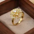 Elegante anillo de flor de latón chapado en oro con circonita cúbica blanca brillante para mujer. - Anillo Geométrico de Flor (J0725) / Dorado