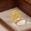 Anillo de Trébol de Cuatro Hojas Chapado en Oro con Circonita Joya Elegante de Mujer - Anillo de Flor de Cuatro Hojas 3D (J0726) / Dorado