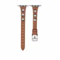 Dettaglio cinturino Apple Watch in pelle marrone scuro con borchie metalliche e fibbia acciaio. - Auto-misurato: 18mm / Marrone scuro