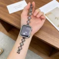 Dettaglio cinturino orologio quadrifoglio in metallo e custodia strass per Apple Watch. - Auto-misurato: 18mm / Nero