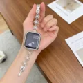 Primo piano dettagliato del cinturino per orologio in metallo lucido con strass decorativi. - Luce Stellare