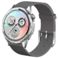 Gedetailleerd overzicht van de geweven smartwatch-band met zilveren metalen kast en wijzerplaat. - Middelgrijs