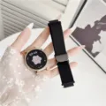 Detailansicht des schwarzen Nylon-Uhrenarmbands mit magnetischem Verschluss am Handgelenk. - Schwarz