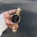 Primo piano dettagliato di un cinturino per smartwatch dorato con eleganti ciondoli a trifoglio. - Misura Personalizzata: 18mm / Oro