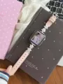 Vue détaillée du bracelet en cuir rose avec des charms étoiles en zircon pour Apple Watch. - Taille Personnalisée: 18mm / Rose-Blanc Starlight
