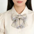 Vue détaillée du nœud papillon à carreaux style JK, avec un design classique pré-noué. - Plaid Jaune