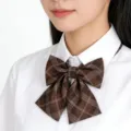 Vue détaillée d'un nœud papillon à carreaux marron pour uniforme JK, idéal pour chemise. - Plaid Café