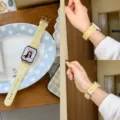 Detalle de correa de reloj de silicona con textura jelly, patrón de estrellas y corazón. - Estrella Jelly - Amarillo Transparente