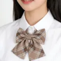 Gros plan détail du nœud papillon à carreaux marron d'uniforme scolaire japonais classique. - Plaid Marron