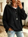 Detailansicht des lässigen einfarbigen Kapuzen-Strick-Sweatshirts mit Kordelzug für Damen. - S / Oberteile / Schwarz