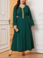 Vista dettagliata dell'abito lungo plus size verde scuro con elegante bordo dorato. - 0XL / Vestiti / Verde scuro