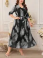 Abito lungo taglia forte nero e floreale con scollo a V, maniche 3/4 e cintura elegante. - 1XL / Vestiti / Fiori Bianchi e Neri