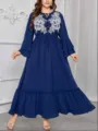 Elegante donkerblauwe plus size maxi-jurk met lange mouwen, witte kanten borduursel en volants. - Donkerblauw