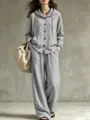 Detailansicht des grauen Kapuzen-Cardigans und der weiten Hose. Weicher Stoff. - 3XL (Große Größe) / Oberteil und Unterteil / Grau