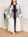 Elegante vestido maxi blanco con botonadura negra y bordado étnico colorido. - 3XL / Blanco