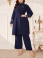 Detailansicht des eleganten dunkelblauen Plus-Size-Zweiteilers mit Perlen und passender Hose. - 05