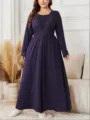 Detail van de grote maat maxi-jurk met lange mouwen en elegante kanten afwerking. - Donkerpaars