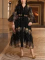 Vista dettagliata di un elegante abito lungo nero plus size con intricati ricami dorati. - 0XL / Vestiti / Nero