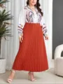 Große Größen Damen zweiteiliges Outfit mit floralem langarm Hemd und Plissee Maxirock Detail - 09