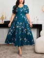 Detalle del vestido midi floral de talla grande, mangas cortas, elegante tela. - 1XL / Cian