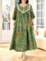 Nahaufnahme des eleganten grünen Blumen-Maxikleids mit feiner Spitzenborte und weichem Stoff. - Stil 239