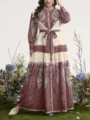 Elegante abito lungo plus size con stampa paisley, maniche lunghe e bottoni sul davanti. - 0054