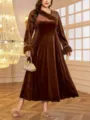 Elegantes braunes Samt Maxikleid in Übergröße mit Pelzbesatz und stilvollen Perlen verziert. - 1XL / Stil 216
